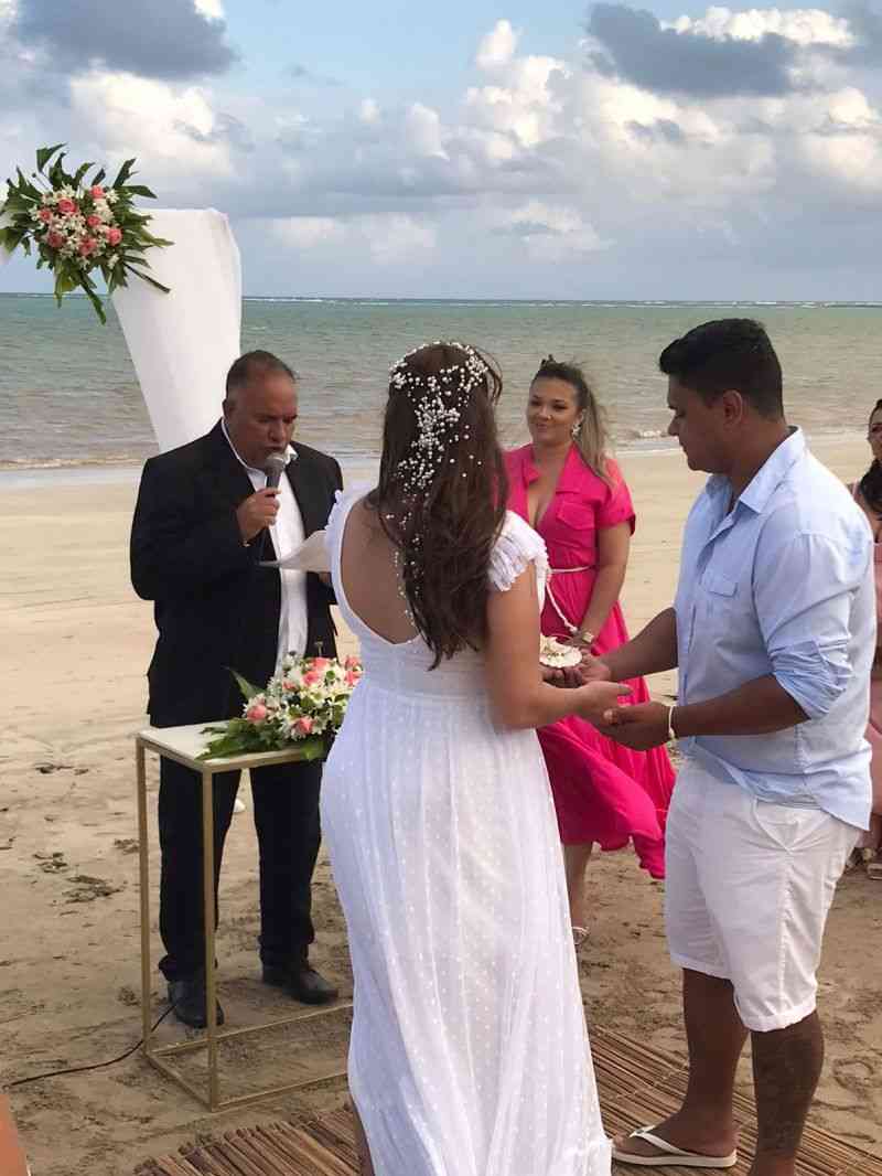 Kleber Marques celebra casamento na praia de Milagres em Alagoas