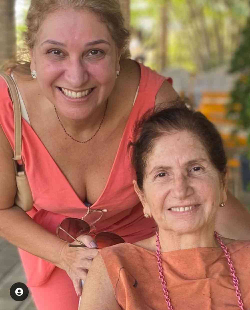 Ex-primeira dama de Alagoas faz aniversário e é alvo de homenagem no blog