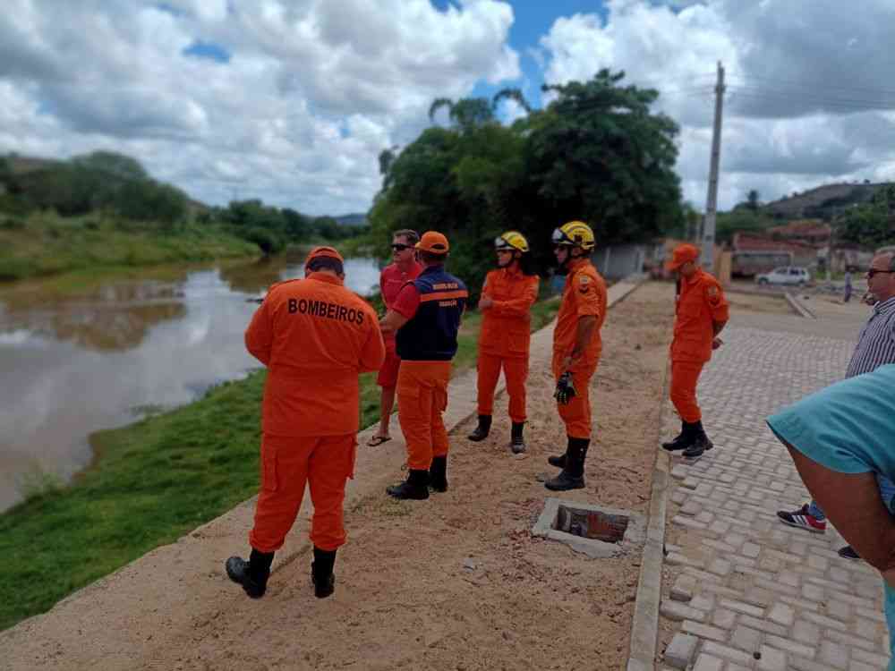 Corpo de estudante segue desaparecido no rio Mundaú; Bombeiros Militar assumiu buscas