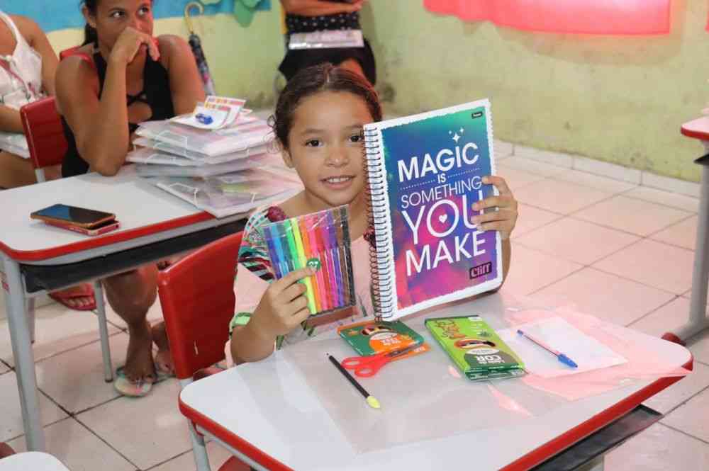 Ângela Vanessa entrega kits escolar para alunos da rede municipal de ensino
