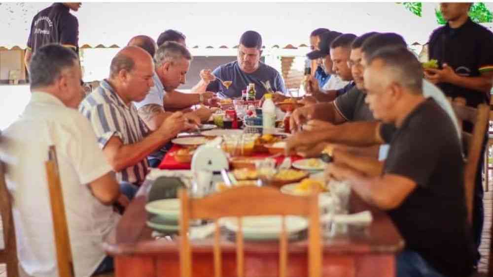 Kil reúne bancada em restaurante para dizer que a chapa segue com Jr Menezes e Almir Belo: oposição ainda sem um nome; nas rapidinhas