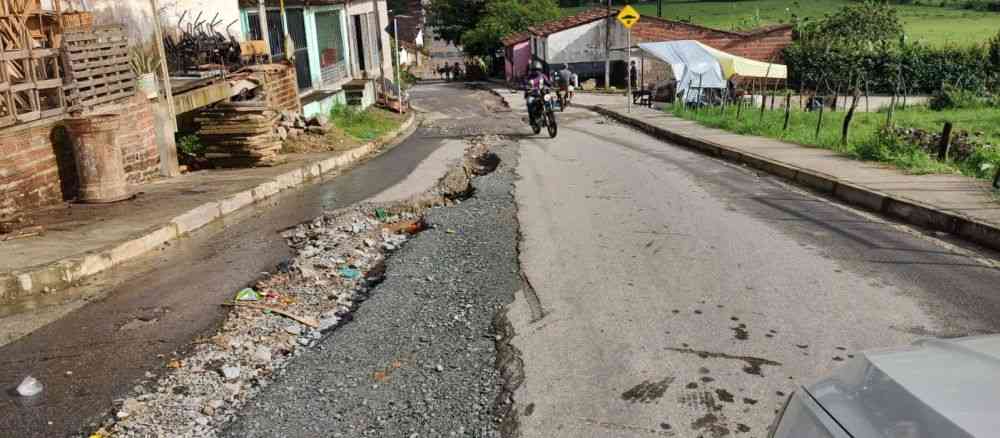 Falta de manutenção em rua do bairro dos Terrenos irrita moradores